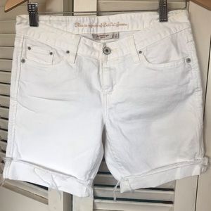 Levi’s White jean shorts cut-off 4/27